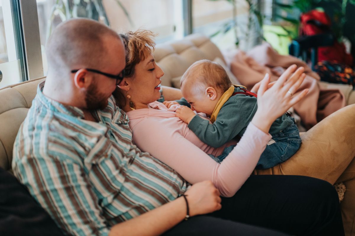 partner supporting mom who has Postpartum OCD Symptoms